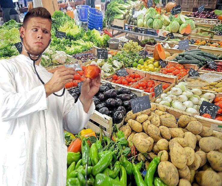 arzt siieht apfel mit lupe an